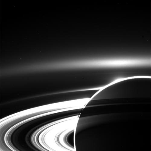 Lever de soleil au-dessus de Saturne