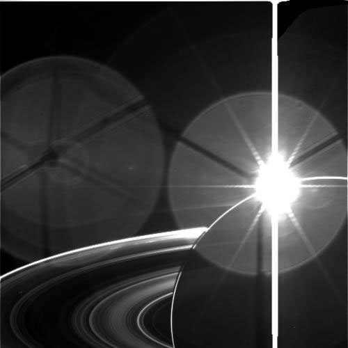 Lever de soleil au-dessus de Saturne