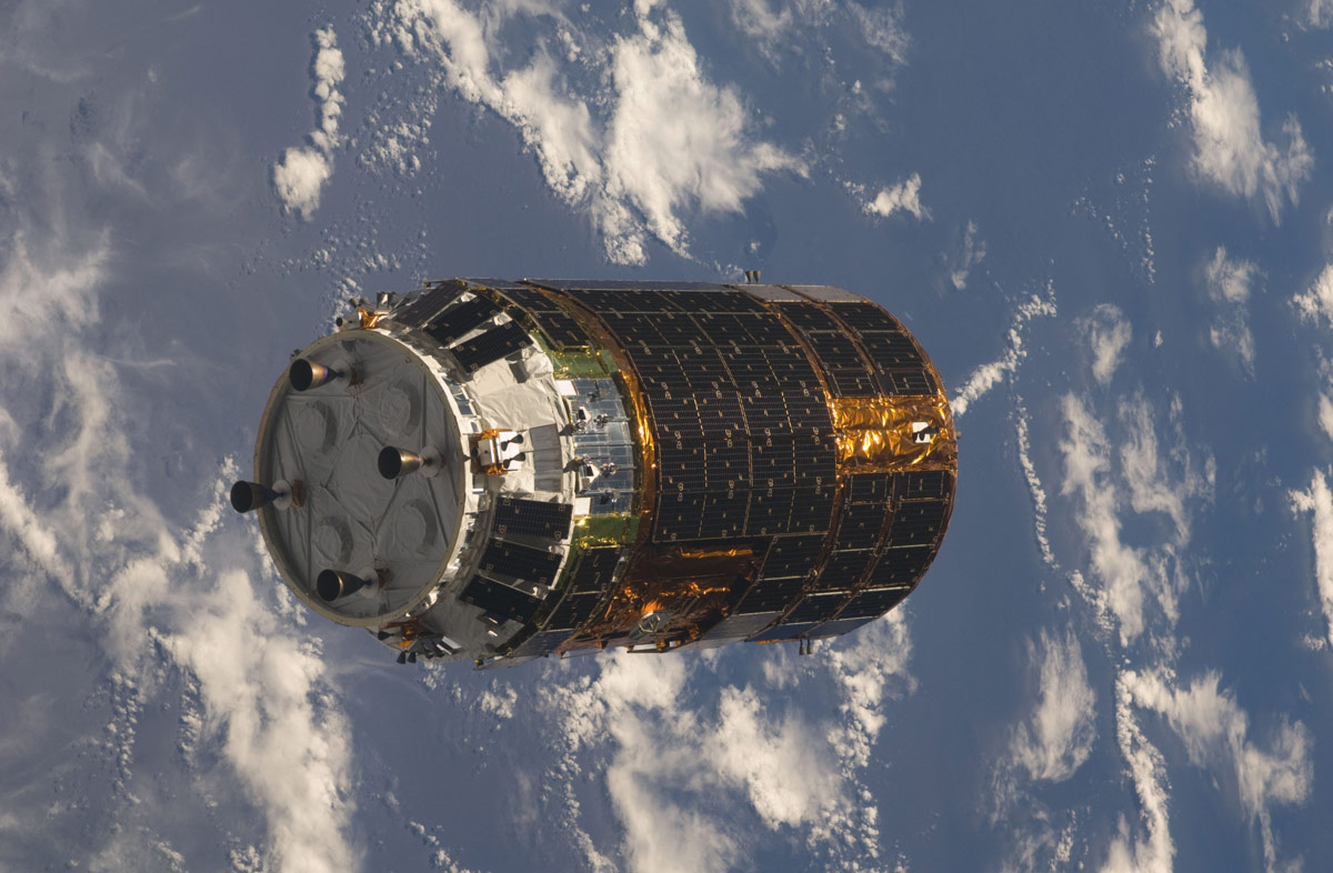 Le cargo spatial japonais HTV évoluant en vol libre avant sa capture par le Canadarm2