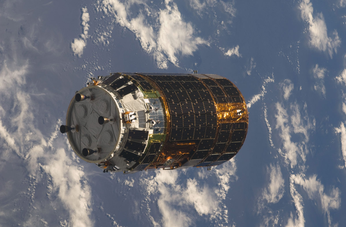 Le cargo spatial japonais HTV évoluant en vol libre avant sa capture par le Canadarm2