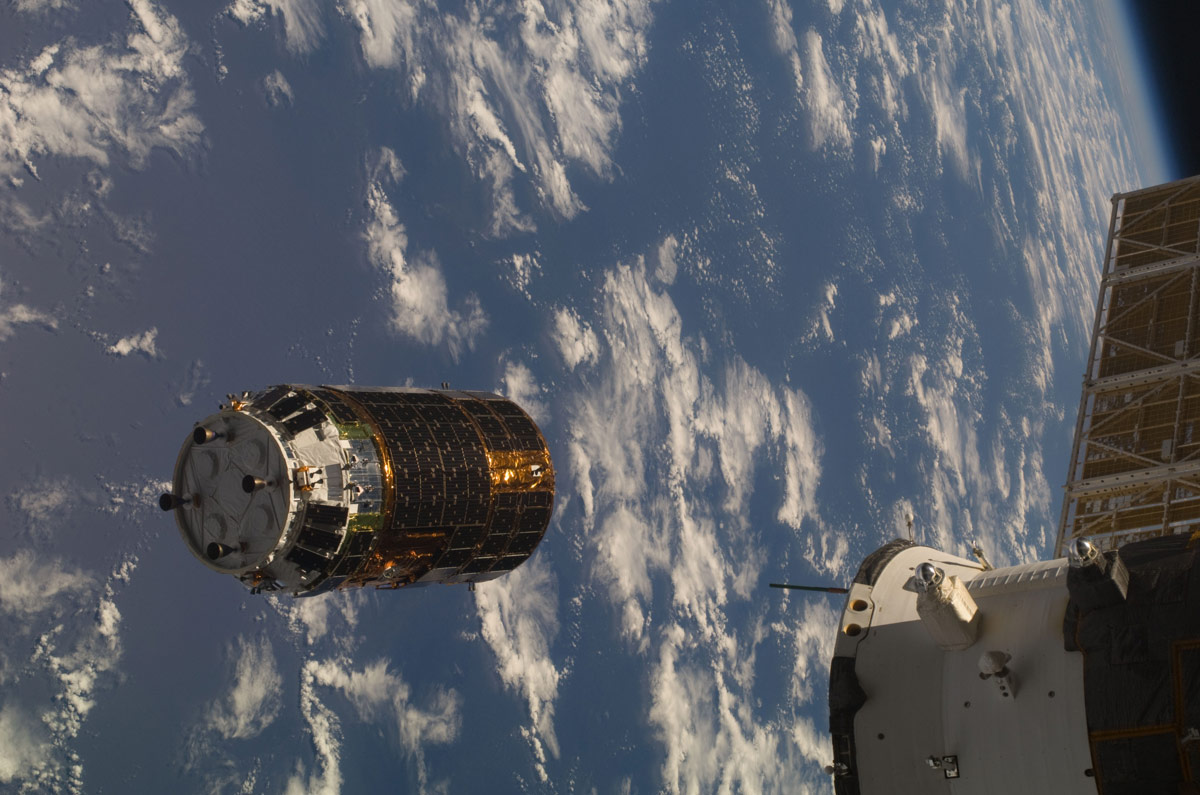 Le cargo spatial japonais HTV évoluant en vol libre avant sa capture par le Canadarm2