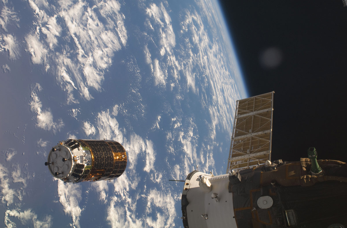 Le cargo spatial japonais HTV évoluant en vol libre avant sa capture par le Canadarm2