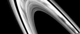 Spokes à la surface des anneaux de Saturne