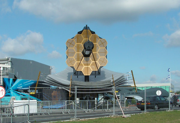 Maquette à l'échelle 1 du Télescope spatial James Webb, exposée au Salon du Bourget (juin 2005)