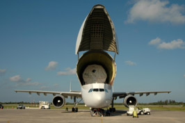 Arrivée de Columbus, en Floride, à bord d'un Airbus Beluga (A300-600ST)